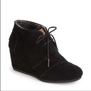 TOMS desert wedge in black